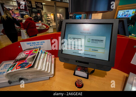 L'Argos ordinateur dans le magasin local, boutique, commande de marchandises en entrepôt Banque D'Images