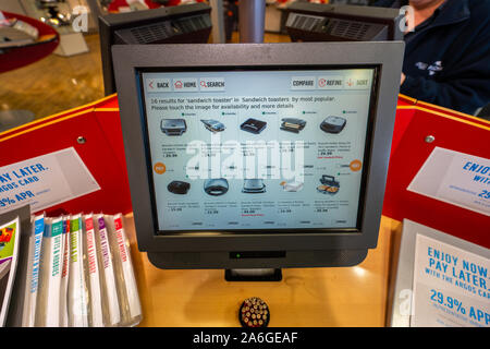 L'Argos ordinateur dans le magasin local, boutique, commande de marchandises en entrepôt Banque D'Images