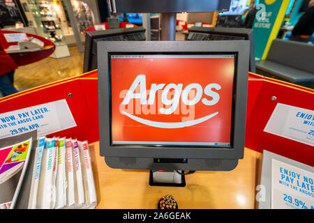 L'Argos ordinateur dans le magasin local, boutique, commande de marchandises en entrepôt Banque D'Images