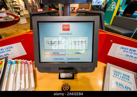 L'Argos ordinateur dans le magasin local, boutique, commande de marchandises en entrepôt Banque D'Images