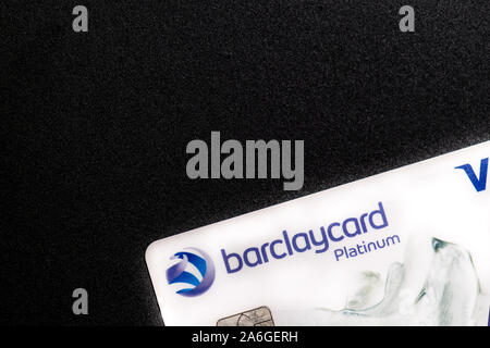 Carte de crédit platine Barclaycard blanc sur fond noir Banque D'Images