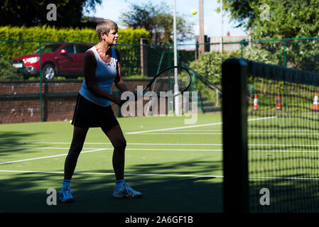 Plus de 50 ans un tournoi de tennis, au club local. L'exercice et bien-être Banque D'Images