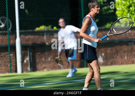 Plus de 50 ans un tournoi de tennis, au club local. L'exercice et bien-être Banque D'Images