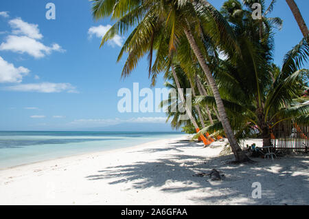 San Juan sable blanc à la plage de marée haute, Siquijor, Philippines Banque D'Images