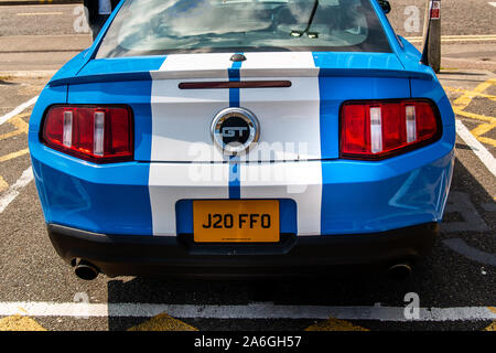 Une superbe Mustang GT bleu assis dans un parking en centre-ville de Clacton, American muscle car Banque D'Images