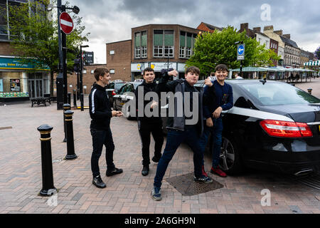 Un jeune groupe de jeunes posent pour une photo avant de monter dans un taxi dans le centre-ville. Le Taxi Les taxis, attendre que les clients sur la rue Banque D'Images