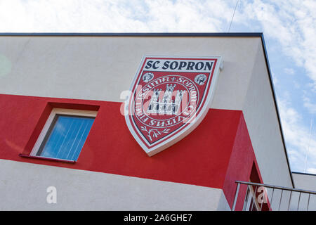 Grande ville Sopron armoiries sur le mur du Football Sport Club Agfalvi, ut, Sopron, Hongrie Banque D'Images
