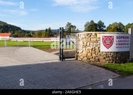 Entrée de Sopron, champ de Football Sport Club Agfalvi ut, Sopron, Hongrie Banque D'Images