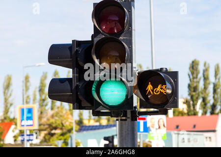 Feux de circulation montrant vert avec feu de détresse supplémentaire de piétons et cyclistes Banque D'Images