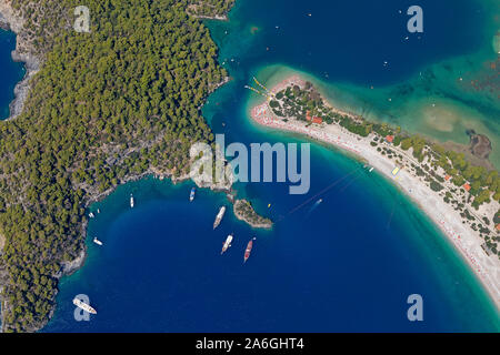 Une vue aérienne de la Baie d'Ölüdeniz près de Fethiye, Turquie. Banque D'Images