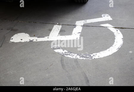 Parking gratuit pour les handicapés sur la route, le symbole et l'arrière-plan Banque D'Images