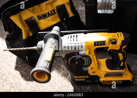 18v Dewalt XR SDD avec un foret de 5ah batterie lithium-ion, sur un système robuste dewalt T stak cas, photo prendre sur l'allée Banque D'Images
