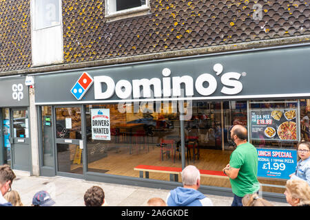 Dominos Pizza restaurant, plats à emporter dans la grande rue Banque D'Images