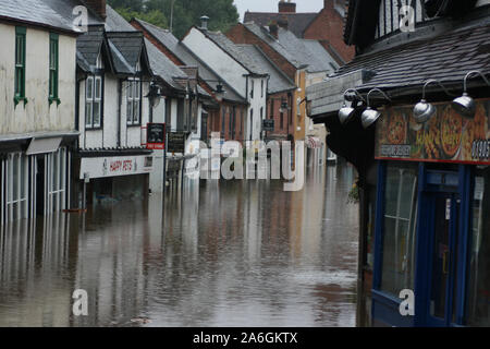 Changement climatique, Droitwich Spa, Worcester, Angleterre, Royaume-Uni, 21/07/2017 . Inondée High Street, à proximité, le canal et la rivière Salwarpe éclatent sa rive Banque D'Images