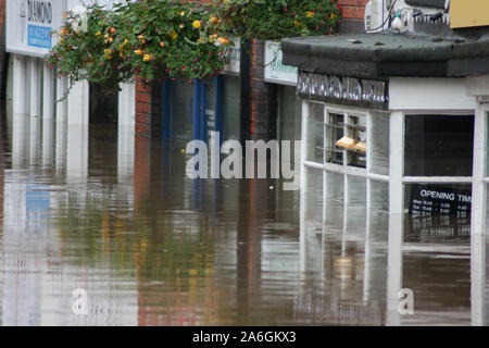 Changement climatique, Droitwich Spa, Worcester, Angleterre, Royaume-Uni, 21/07/2017 . Inondée High Street, à proximité, le canal et la rivière Salwarpe éclatent sa rive Banque D'Images