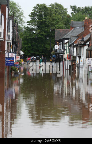 Changement climatique, Droitwich Spa, Worcester, Angleterre, Royaume-Uni, 21/07/2017 . Inondée High Street, à proximité, le canal et la rivière Salwarpe éclatent sa rive Banque D'Images