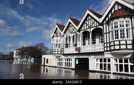 Worcester, Angleterre, Royaume-Uni, 13/02/2014 . La rivière Severn burst inondé ses rives et le storm drains sauvegardés après de fortes pluies de l'automne. Banque D'Images