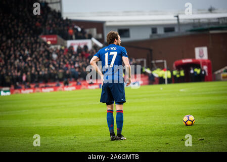 Daley Blind prend un coup franc pour Manchester United contre Stoke City au BET365 Stadium dans un match de la Barclays Premier League Banque D'Images