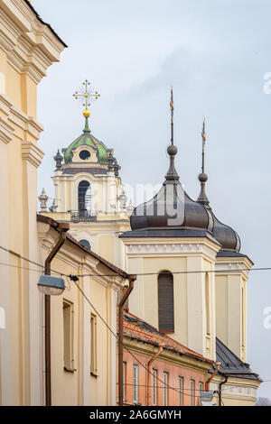 Vue sur le Sanctuaire de la Miséricorde Divine (Holy Trinity Church), l'Université de Vilnius St." Clocher de l'Église à partir de la République dominicaine street à Vilnius, Lituanie Banque D'Images