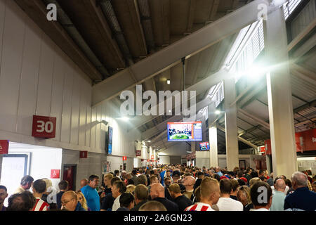 Fans à l'intérieur du grand hall le BET365, stade pour les Potter, Stoke City Football Club, STFC Banque D'Images