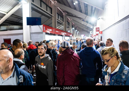 Fans à l'intérieur du grand hall le BET365, stade pour les Potter, Stoke City Football Club, STFC Banque D'Images