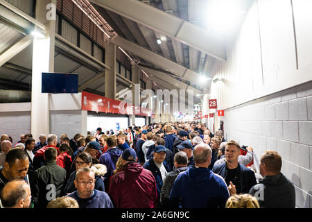 Fans à l'intérieur du grand hall le BET365, stade pour les Potter, Stoke City Football Club, STFC Banque D'Images