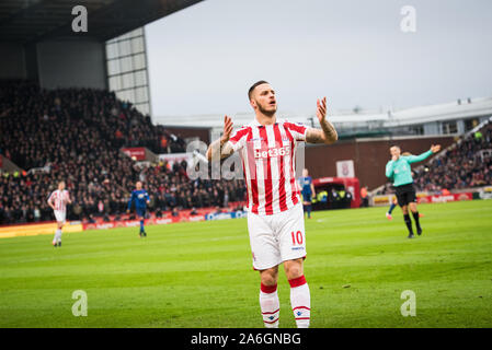 Marko Arnautovic paling pour Stoke City au BET365 stade avant son déménagement à West Ham, à Londres Banque D'Images