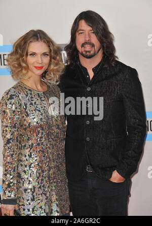 LOS ANGELES, CA - 24 NOVEMBRE 2013 : Dave Grohl et Jordyn Blum en 2013 American Music Awards au Nokia Theatre, la vivre. © 2013 Paul Smith / Featureflash Banque D'Images