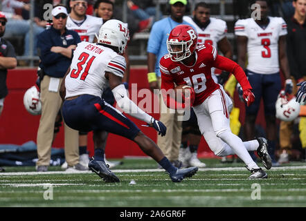 Piscataway, NJ, USA. 26Th Oct, 2019. Scarlet Knights Rutgers receveur Bo Melton (18) tourne vers les champs avec la balle lors d'un match de football NCAA entre les flammes de la liberté et de la Rutgers Scarlet Knights à SHI Stadium à Piscataway, New Jersey Mike Langish/Cal Sport Media. Credit : csm/Alamy Live News Banque D'Images