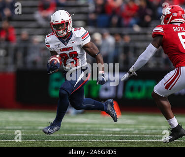 Piscataway, NJ, USA. 26Th Oct, 2019. Les flammes de la liberté d'utiliser de nouveau Frankie Hickson (23) s'exécute avec le ballon lors d'un match de football NCAA entre les flammes de la liberté et de la Rutgers Scarlet Knights à SHI Stadium à Piscataway, New Jersey Mike Langish/Cal Sport Media. Credit : csm/Alamy Live News Banque D'Images