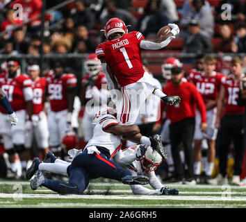 Piscataway, NJ, USA. 26Th Oct, 2019. Running back Rutgers Isaih Pacheco (1) tente de prendre de l'avance sur la défense nationale au cours d'un match de football NCAA entre les flammes de la liberté et de la Rutgers Scarlet Knights à SHI Stadium à Piscataway, New Jersey Mike Langish/Cal Sport Media. Credit : csm/Alamy Live News Banque D'Images