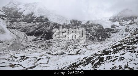 Karola Gyantse Gyantse Glacier dans l'ensemble du pays au Tibet est la plus grande l'un occupant 9,4 kilomètres carrés et à atteindre 5 560 mètres de haut. Banque D'Images