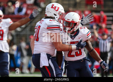 Piscataway, NJ, USA. 26Th Oct, 2019. Les flammes de la liberté d'utiliser de nouveau Frankie Hickson (23) célèbre son toucher des roues lors d'un match de football NCAA entre les flammes de la liberté et de la Rutgers Scarlet Knights à SHI Stadium à Piscataway, New Jersey Mike Langish/Cal Sport Media. Credit : csm/Alamy Live News Banque D'Images