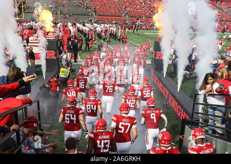 Piscataway, NJ, USA. 26Th Oct, 2019. La Rutgers Scarlet Knights faire leur entrée avant un match de football NCAA entre les flammes de la liberté et de la Rutgers Scarlet Knights à SHI Stadium à Piscataway, New Jersey Mike Langish/Cal Sport Media. Credit : csm/Alamy Live News Banque D'Images