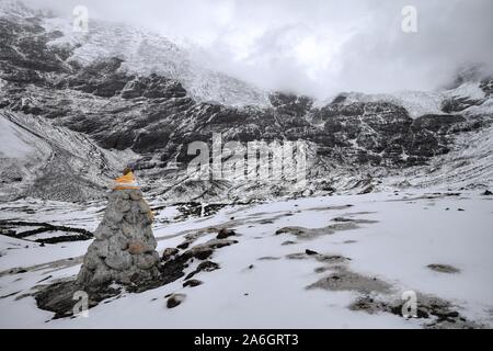 Karola Gyantse Gyantse Glacier dans l'ensemble du pays au Tibet est la plus grande l'un occupant 9,4 kilomètres carrés et à atteindre 5 560 mètres de haut. Banque D'Images