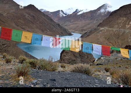 La Simila passent au-dessus du réservoir d'Manla Gyantse Comté dans la région autonome du Tibet, il est situé à 4 200 m au-dessus du niveau de la mer. Banque D'Images