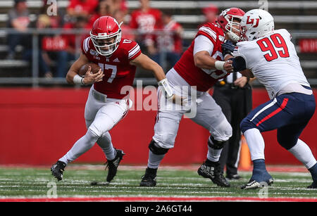 Piscataway, NJ, USA. 26Th Oct, 2019. Scarlet Knights Rutgers quarterback Johnny Langan (17) avec l'un de ses nombreux rushes pendant un NCAA Men's match de football entre les flammes de la liberté et de la Rutgers Scarlet Knights à SHI Stadium à Piscataway, New Jersey Mike Langish/Cal Sport Media. Credit : csm/Alamy Live News Banque D'Images