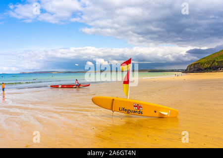 Sauveteur sauvetage body-board sur la plage, les vagues à la plage vraiment magnifique emplacement de Carbis Bay à St Ives, Penzance, Cornwall, mer calme Banque D'Images