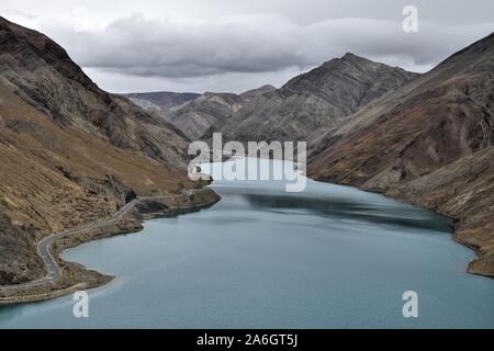 La Simila passent au-dessus du réservoir d'Manla Gyantse Comté dans la région autonome du Tibet, il est situé à 4 200 m au-dessus du niveau de la mer. Banque D'Images