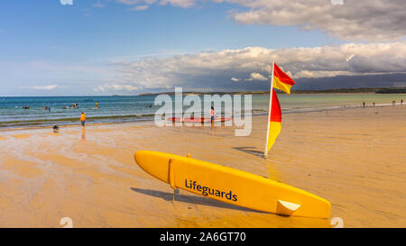 Sauveteur sauvetage body-board sur la plage, les vagues à la plage vraiment magnifique emplacement de Carbis Bay à St Ives, Penzance, Cornwall, mer calme Banque D'Images