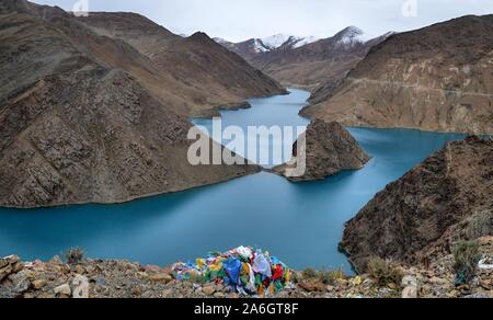 La Simila passent au-dessus du réservoir d'Manla Gyantse Comté dans la région autonome du Tibet, il est situé à 4 200 m au-dessus du niveau de la mer. Banque D'Images