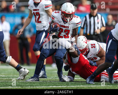 Piscataway, NJ, USA. 26Th Oct, 2019. Les flammes de la liberté d'utiliser de nouveau Frankie Hickson (23) tente d'éviter la attaquer durant un match de football NCAA entre les flammes de la liberté et de la Rutgers Scarlet Knights à SHI Stadium à Piscataway, New Jersey Mike Langish/Cal Sport Media. Credit : csm/Alamy Live News Banque D'Images