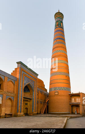 L'architecture de la vieille ville et madrassa Islam Khoja Minaret. Banque D'Images