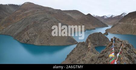 La Simila passent au-dessus du réservoir d'Manla Gyantse Comté dans la région autonome du Tibet, il est situé à 4 200 m au-dessus du niveau de la mer. Banque D'Images