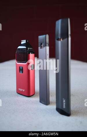 3 stylo vape différents dispositifs cigarette électronique juul, aspirent à la brise, smok infinix, image du produit isolé Banque D'Images