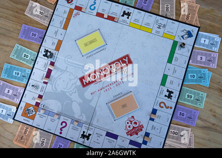 Une vue ci-dessus, vue de dessus de la 80e année de Monopoly, collectors edition, jeux Hasbro Monopoly, jeu, plaisir en famille Banque D'Images