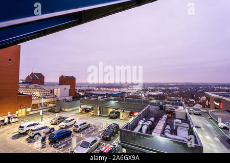 Vue sur le toit, nuit de la city scape plusieurs étages, garage pour l'Intu Centre Commercial Potteries, de la Cité parlementaire, mall Banque D'Images