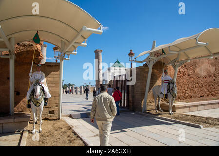 Gardes au mausolée Mohammed V à Rabat, Maroc Banque D'Images