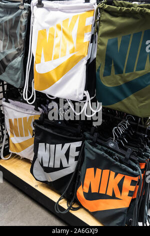 Sacs Nike en vente au magasin de sport JD, magasin dans le centre-ville, centre commercial Mall Banque D'Images