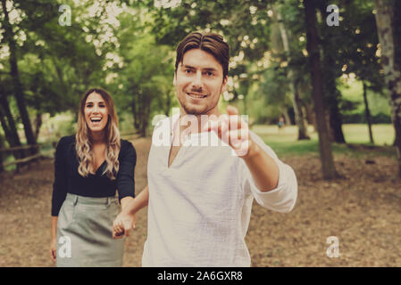 Couple de jeunes amoureux se promenant à travers la campagne tranquille. Banque D'Images